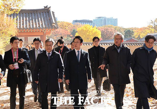 김 총리는 이날 페이스북에 "종묘, 한강버스, 광화문 이슈를 제기한 것에 대해 정치적 해석을 할 필요는 없다"고 선을 그었다. 그러면서 "제 거취에 대한 입장은 이미 여러 차례 분명하게 밝혔다"고 말했다. 사진은 김 총리가 지난 10일 서울시가 종묘 앞 초고층 건물 개발에 착수하자 종묘를 직접 찾은 모습. /청사사진기자단