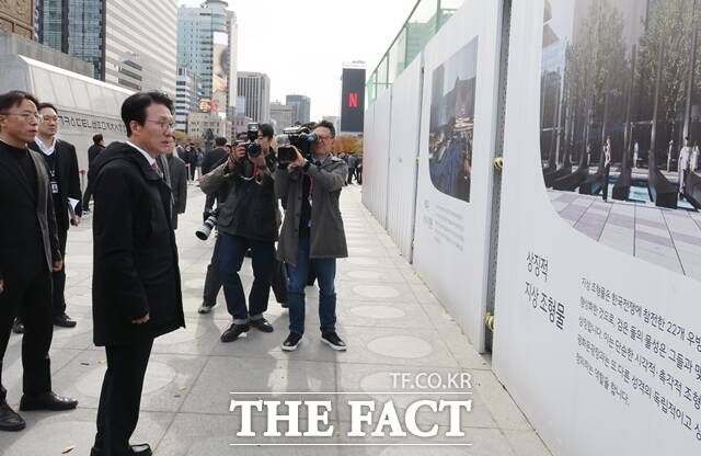 김민석 국무총리가 오세훈 서울시장의 주요 사업에 연일 제동을 걸고 있다. 오 시장과 국민의힘은 김 총리가 차기 서울시장 후보 또는 더불어민주당 대표 출마 가능성에 따라 오 시장을 견제하고 있다고 비판했다. 사진은 김 총리가 17일 서울시가 광화문 광장에 추진 중인 '감사의 정원' 공사 현장을 둘러보는 모습. /뉴시스