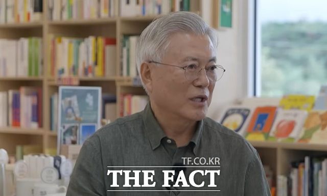 문재인 전 대통령이 17일 유튜브 '평산책방' 채널의 영상에 주인공으로 나서 전직 대통령 최초로 유튜버 데뷔했다. /평산책방 유튜브 영상 캡처