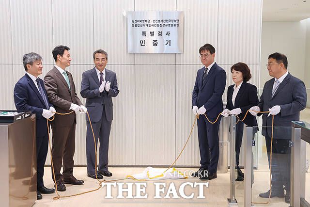 김건희 여사 연루 의혹을 수사하는 민중기 특별검사를 비롯한 특검보들이 지난 7월2일 오전 서울 종로구 KT광화문빌딩 웨스트에 마련된 특검 사무실에서 현판 제막을 하고 있다. 왼쪽부터 문홍주·박상진 특검보, 민중기 특검, 김형근·오정희 특검보, 홍지항 지원단장. /서예원 기자