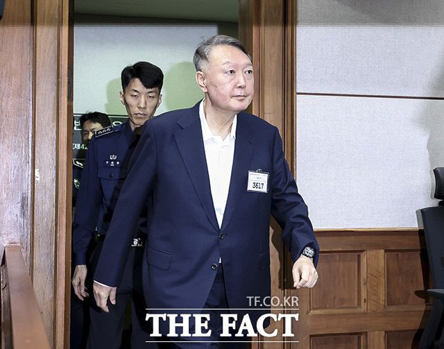 윤석열 전 대통령이 9월 26일 서울 서초구 서울중앙지방법원에서 열린 '특수공무 집행 방해, 직권남용 권리행사 방해 혐의' 첫 재판에 출석하고 있다. /사진공동취재단