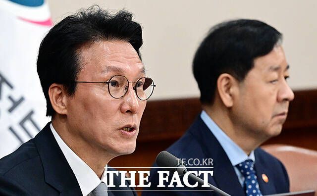 김민석 국무총리(왼쪽)가 18일 오전 서울 종로구 정부서울청사에서 열린 국무회의에 참석해 모두발언을 하고 있다.  /임영무 기자