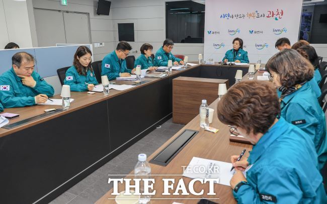 신계용 과천시장이 지난 14일 수돗물 관련 긴급대책회의를 주재하고 있다. /과천시