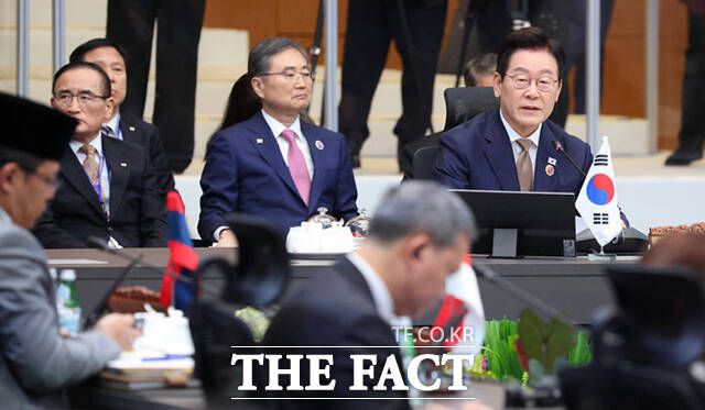 중일 갈등 확산에 따라 정부가 외교적 전략을 고민해야 한다는 평가가 있다. 이재명 대통령이 지난달 27일(현지시간) 말레이시아 쿠알라룸푸르 컨벤션 센터에서 열린 아세안+3(한중일) 정상회의에서 발언하고 있다. /뉴시스