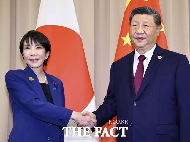 다카이치 사나에 일본 총리(왼쪽)의 ‘대만 유사시 자위대 개입’ 발언이 동아시아 정세를 강하게 흔들고 있다. 사진은 지난달 31일 경주 아시아태평양경제협력체(APEC)를 계기로 열린 중일정상회담 전 악수하는 다카이치 총리와 시진핑 중국 국가주석이다. /뉴시스
