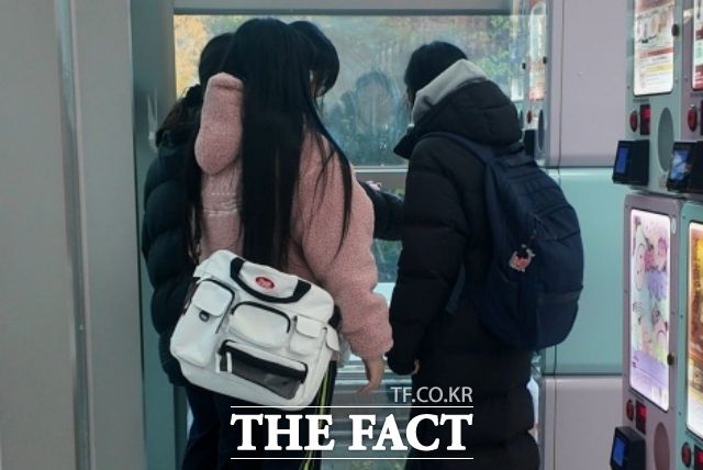 17일 오후 서울 마포구 홍대입구역 인근에서 만난 수험생들. / 서울 마포구=김민지 기자