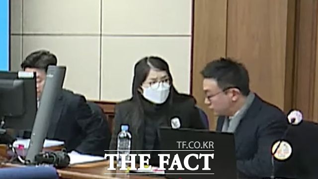 김 씨는 검정색 양복 차림에 뿔테 안경, 흰색 마스크를 착용하고 입정했다. 머리는 풀어 내린 상태였다.