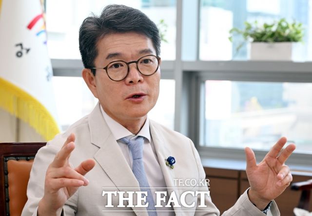 정원오 성동구청장이 지난 9월 2일 서울 성동구청장 집무실에서 <더팩트>와 인터뷰하고 있다./이새롬 기자