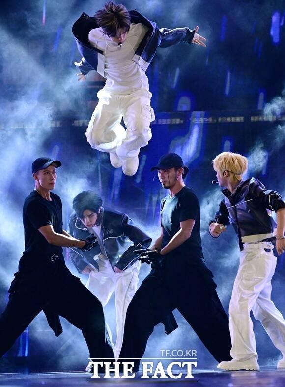 그룹 클로즈 유어 아이즈가 9월 20일 '마카오 아웃도어 퍼포먼스 베뉴'에서 열린 '2025 더팩트 뮤직 어워즈’에 참석해 화려한 퍼포머스를 펼치고 있다./임영무 기자