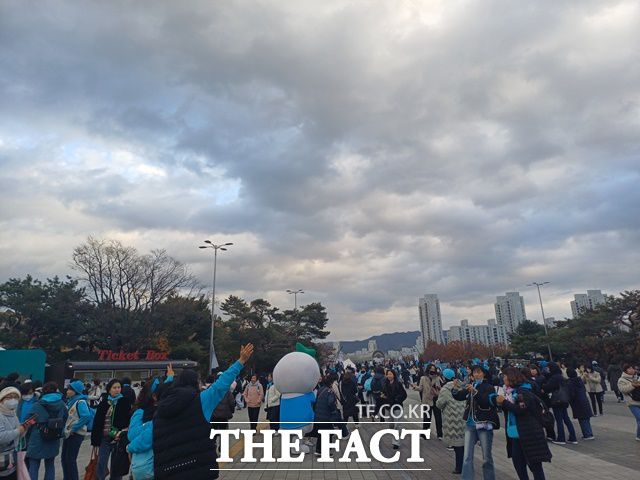 서울 콘서트는 세 번째 지역 투어지만 '서울'이라는 상징성과 규모 덕분에 팬들의 기대감은 어느 때보다 높다. 인천과 대구 공연을 거치며 한층 무르익은 '영웅 열기'는 다음주까지 정점을 찍을 전망이다. /강일홍 기자