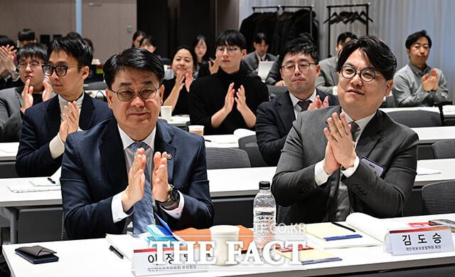 이정렬 개인정보보호위원회 부위원장과 김도승 개인정보보호법학회 회장이 21일 오후 서울 종로구 크레센도빌딩에서 개인정보보호법학회 주최로 열린 '인공지능 대전환 시대 개인정보보호법의 재설계'에 참석해 박수를 치고 있다. /임영무 기자