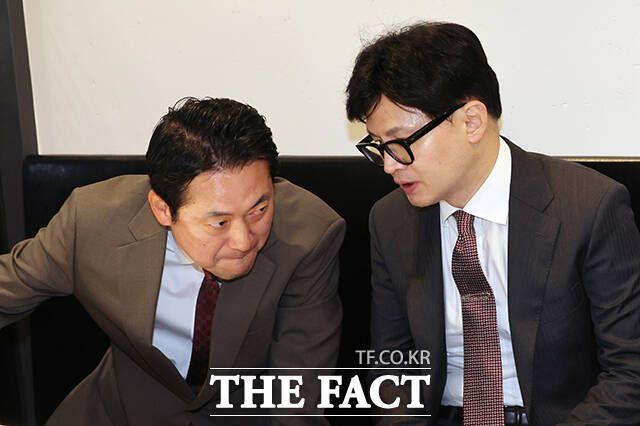 그동안 잠잠하던 국민의힘 내부 계파 갈등이 재점화됐다. 사진은 장동혁 국민의힘 대표(왼쪽)과 한동훈 전 국민의힘 대표. /배정한 기자