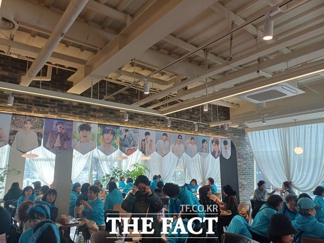 늘 그렇듯 관객들의 즐거움은 콘서트 시작전부터 만끽하는 분위기다. 공원 입구 카페와 식당에도 홀을 가득 메운 팬들의 웃음소리가 끊이지 않았다. /강일홍 기자