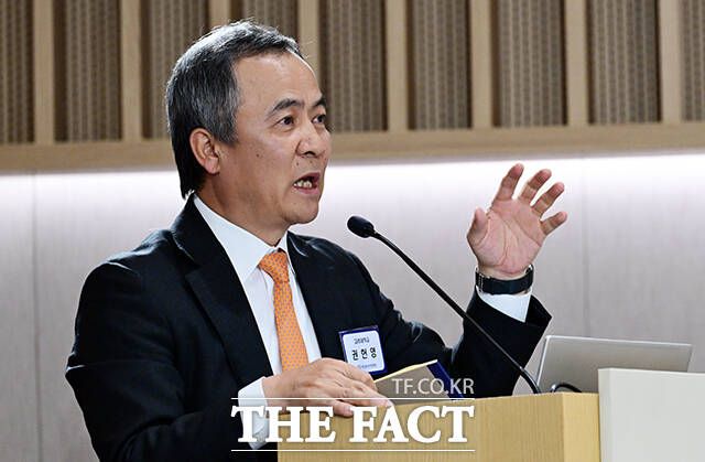 권헌영 고려대학교 정보보호대학원 교수가 21일 오후 서울 종로구 크레센도빌딩에서 개인정보보호법학회 주최로 열린 '인공지능 대전환 시대 개인정보보호법의 재설계'에 참석해 기조강연을 하고 있다. /임영무 기자