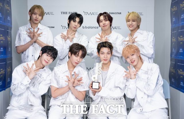 <더팩트>가 주최하고 팬앤스타와 더스퀘어이엔엠이 주관하는 '2025 더팩트 뮤직 어워즈(THE FACT MUSIC AWARDS, TMA)'가 20일 오후 '마카오 아웃도어 퍼포먼스 베뉴'에서 열린 가운데 그룹 아홉(AHOF)이 인터뷰에 앞서 포즈를 취하고 있다. /마카오=박헌우 기자