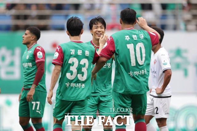 준우승으로 구단 역사 새로 쓰려는 ‘대전’ 선수들./K리그
