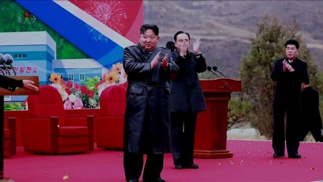 김정은 북한 국무위원장이 지난 18일 공안·사법 기관 방문에 이어 19일과 20일 지방 발전 성과를 상징하는 장소를 잇달아 방문했다. 오는 12월 중순 당 전원회의를 통한 국가경제발전 5개년 계획 결산과 내년 초 9차 당대회를 고려한 행보라는 분석이 나온다. /뉴시스.조선중앙TV 갈무리