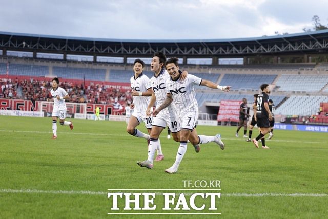 1부 승격의 마지막 기회를 잡기 위해 최종전 승리를 벼르는 서울이랜드 선수들./K리그