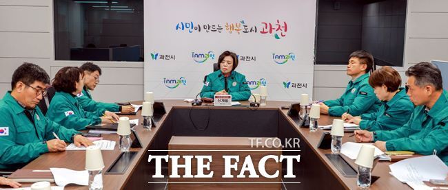 신계용 과천시장이 24일 수돗물 관련 특별비상대책위원회를 주재하고 있다. /과천시