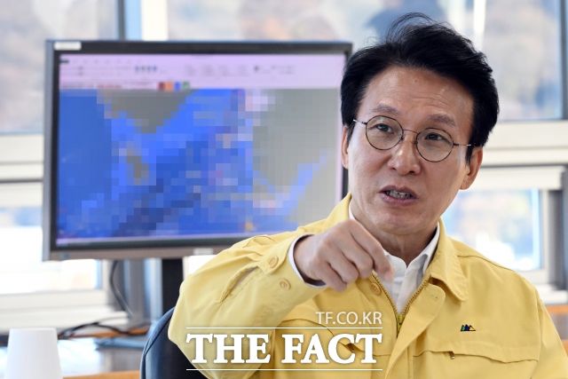 김민석 국무총리(사진)는 25일 충남 당진 돼지농장의 아프리카돼지열병(ASF) 발생 상황을 보고 받고 "출입 통제, 살처분, 집중 소독 등 긴급행동지침에 따른 방역조치를 차질 없이 추진하라"고 긴급 지시했다. /임영무 기자