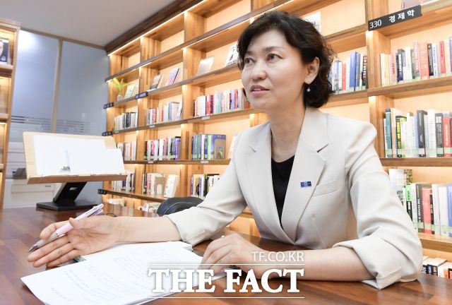 최초의 특수교사 출신 국회의원인 강경숙 조국혁신당 의원은 <더팩트>와의 인터뷰에서 소수 직군 출신 의원이 의정활동에서 겪게 되는 고충을 토로하며 "소수 분야 목소리를 대변하는 의원이 더 많아져야 한다"고 말했다. /더팩트 DB