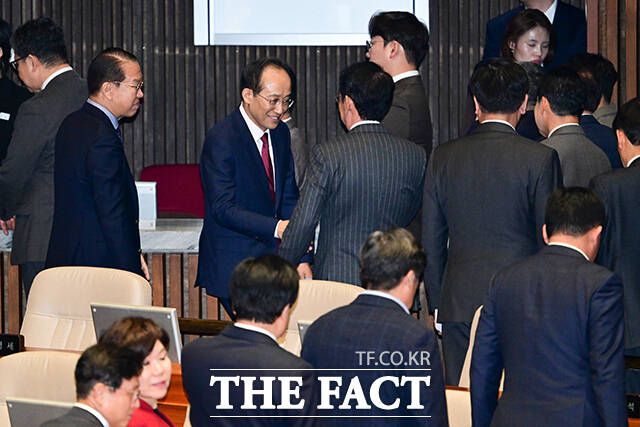 국민의힘 소속 의원들이 추 의원을 격려하고 있다.