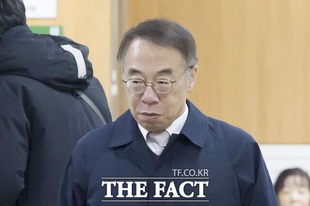 사법농단 의혹으로 1심에서 징역형 집행유예를 선고 받은 임종헌 전 법원행정처 차장이 27일 서울 서초구 서울고등법원에서 열린 직권남용 권리행사 방해 등 혐의 항소심 선고 공판에 출석하고 있다. /뉴시스