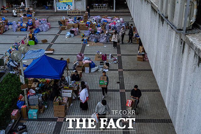 자원봉사자들이 기부된 물품을 배포하고 있다. /홍콩=AP.뉴시스