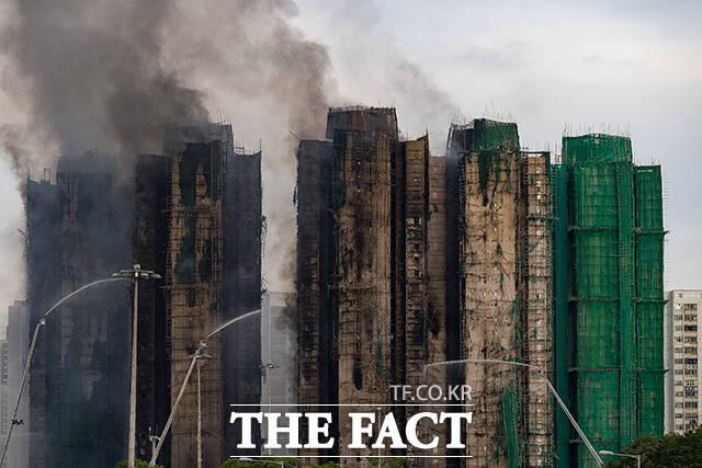 날이 밝자 까맣게 그을린 화재 현장이 드러나고 있다. /홍콩=AP.뉴시스