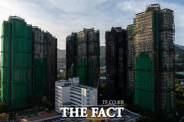 '새까맣게 그을린 홍콩 대형 화재 아파트'