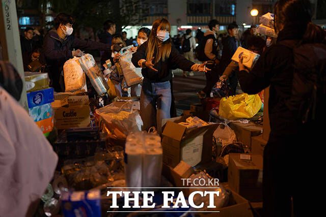 자원봉사자들이 주민들에게 생필품을 나눠주고 있다. /홍콩=AP.뉴시스