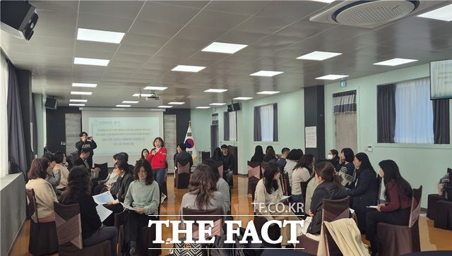 교원들이 충남도교육청이 개발·보급한 관계 회복 프로그램 교육자료를 실제 활용해 실습형 교육을 받고 있다. /충남도교육청