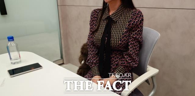 인플루언서로 활동 중인 A씨는 배우 박시후가 자신의 가정을 파탄 냈다고 주장하며 소셜 미디어에 게시물을 게재한 적이 있다. A씨가 27일 오후 서울 서초구 법무법인 대온 사무실에서 <더팩트>와 만나 인터뷰에 임하고 있다./최현정 기자