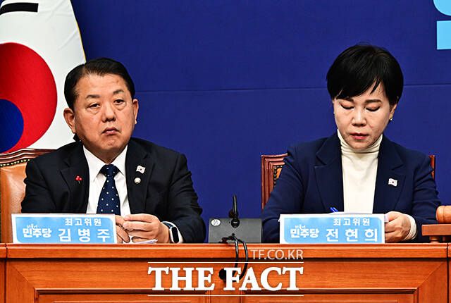 내년 6·3 지방선거에 경기도지사 후보로 출마할 것으로 알려진 김병주 더불어민주당 최고위원(왼쪽).