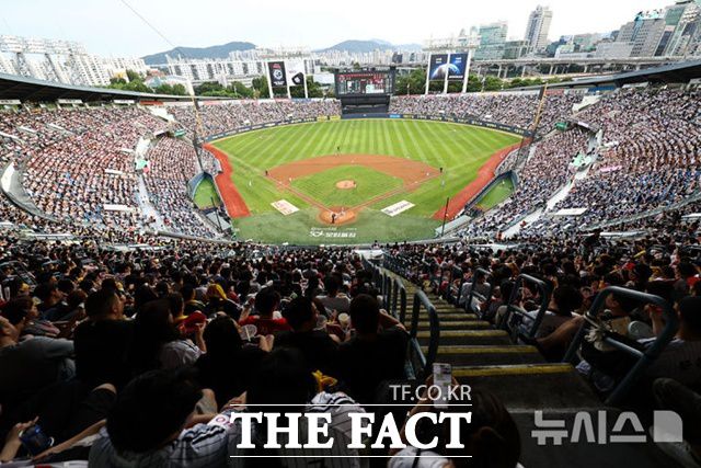 프로야구는 2년 연속 1000만 관중을 돌파하면서 명실상부한 국민스포츠로 자리 잡았다. 1군 최저연봉 6500만 원을 인상해야 한다는 목소리가 높다. /뉴시스