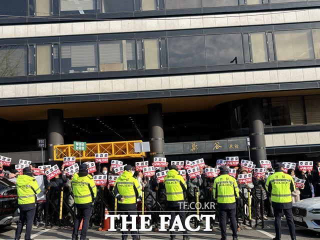 2일 오후 서울 서초구 서울중앙지방법원 인근에서 추경호 의원의 지지층으로 보이는 이들이 “영장 기각”을 외치고 있다. /서초=이하린 기자