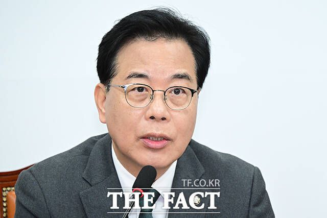 송언석 국민의힘 원내대표가 2일 더불어민주당이 한미 관세협상 후속 조치를 위해 발의한 '대미투자특별법'을 두고 "국회 비준 동의가 없는 상태에서 법부터 먼저 만들겠다는 것은 한마디로 국회와 국민을 무시한 처사"라고 비판했다. 사진은 송 원내대표가 전날 오전 서울 여의도 국회에서 열린 최고위원회의에서 발언하고 있는 모습. /남윤호 기자