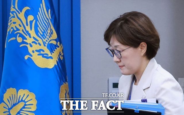 국민의힘은 3일 논평에서 대통령실과 여당 원내지도부 간 인사 청탁 논란에 대해 "김현지(사진) 부속실장이 '청와대 상왕'임을 입증한 인사 청탁"이라고 주장했다. /뉴시스