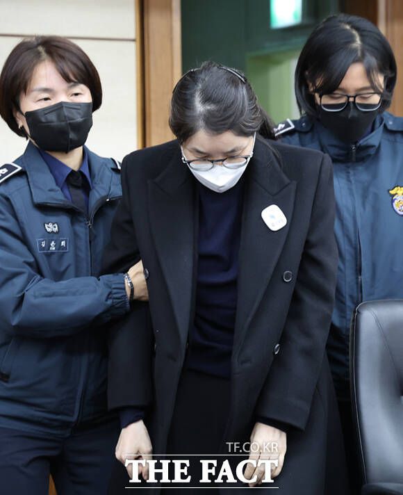 3일 서울 서초구 서울중앙지방법원에서 주가조작과 통일교 청탁 등의 혐의를 받는 김건희 씨의 결심공판 진행된 가운데 김 씨가 법정으로 들어오고 있다. /이새롬 기자