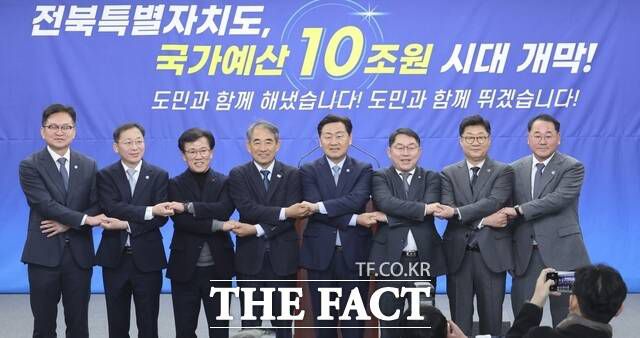 3일 전북도 청사 브리핑룸에서 김관영 전북도지사(가운데)를 비롯해 윤준병 더불어민주당 전북도당 위원장(국회의원, 정읍·고창), 박희승 국회의원(남원·장수·임실·순창) 등 관계자들이 국가예산 역대 최대 규모인 10조 834억 원 확보와 관련해 기자회견을 하고 있다. /전북도