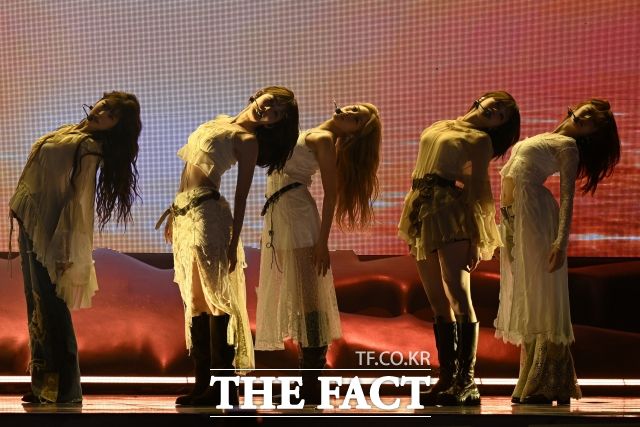 르세라핌(LE SSERAFIM)의 'SPAGHETTI(feat. j-hope of BTS)'가 미국 빌보드 차트에 5주 연속 이름을 올렸다. 사진은 서울 광진구 예스24 라이브홀에서 열린 미니5집 'HOT(핫)' 발매 기념 미디어 쇼케이스에서 르세라핌이 타이틀곡 무대를 펼치고 있다. /이새롬 기자