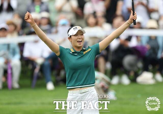 방신실이 하이원리조트오픈에서 우승을 확정지은 뒤 양 팔을 들고 환호하고 있는 모습. 방신실은 올시즌 3승으로 공동 다승왕에 올랐다./KLPGA