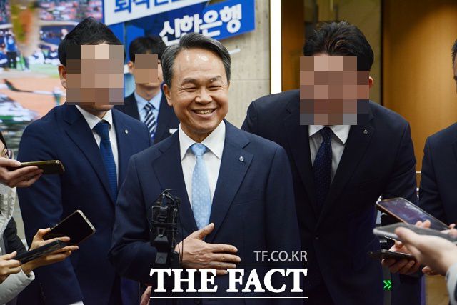 진 회장은 "주주와 직원 분들께 감사하다. 부끄럽지 않은 금융인 될 것"이라고 말했다. /김태환 기자
