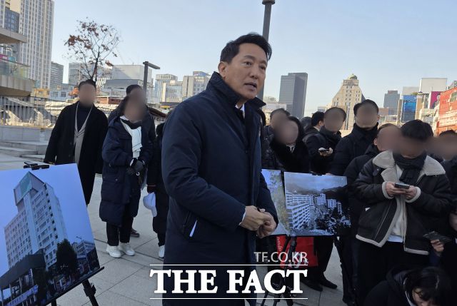 오세훈 서울시장이 4일 오전 세운상가 앞에서 기자들 질의에 답하고 있다. /정소양 기자