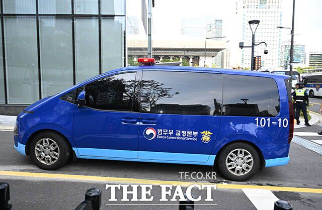 김 여사는 4일 법무부 호송차를 타고 특검팀 사무실이 있는 서울 종로구 KT광화문빌딩 웨스트에 도착했다. /박헌우 기자