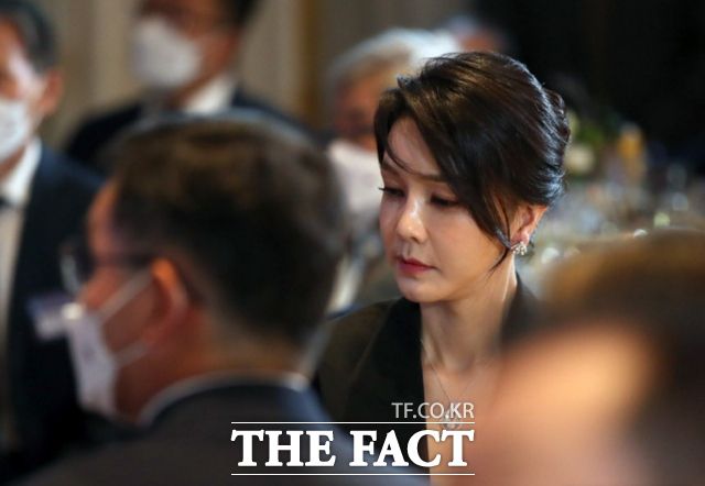 김건희 여사는 지난 2022년 6월 스페인 마드리드에서 열린 나토 정상회의 순방 당시 약 6200만 원 반클리프 목걸이를 착용했다. 하지만 재산신고에 누락돼 있어 목걸이의 행방을 놓고 의혹이 불거졌다. /뉴시스