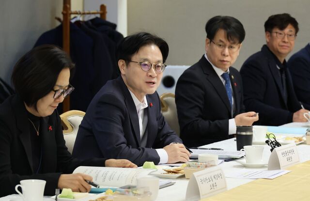 김정관 산업통상부 장관(왼쪽 두 번째)이 5일 오전 서울 종로구 정부서울청사에서 열린 제1회 자원안보협의회에 참석해 발언하고 있다. / 뉴시스