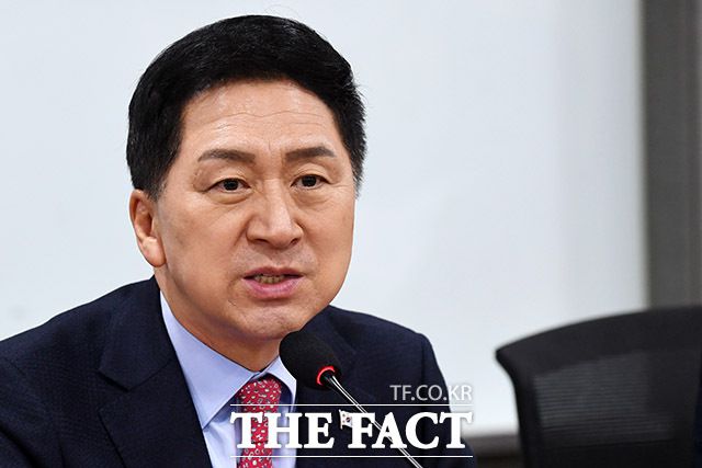 김건희 여사 연루 의혹을 수사하는 민중기 특별검사팀이 김 여사에게 로저비비에 가방을 건넨 의혹을 받는 김기현 국민의힘 의원의 배우자를 불러 조사한다. 사진은 김기현 국민의힘 의원. /남용희 기자