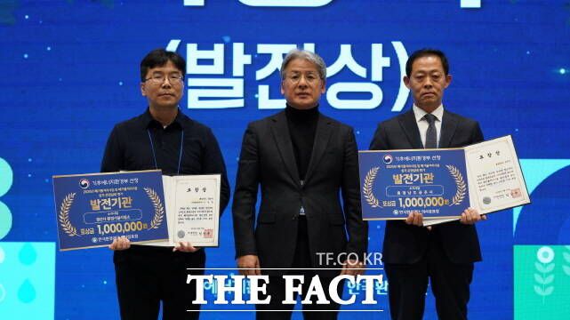 공주시가 '2025년 폐기물처리시설 정책 공유 워크숍'에서 폐기물처리시설 설치·운영실태 평가 '발전상'을 수상하고 관계자가 기념 촬영을 하고 있다. /공주시