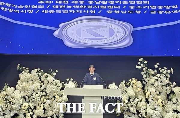 대전·세종·충남환경기술인협회가 지난달 27일 열린 '대전·세종·충남 2025년 환경인의 밤' 행사에서 화환 대신 받은 쌀 30포와 육류 500만 원 상당을 5일 호국보훈기념사업회와 환경생태보존회에 전달했다. 사진은 환경인의 밤' 행사에서 유대영 회장이 인사말을 하고 있다. /호국보훈기념사업회